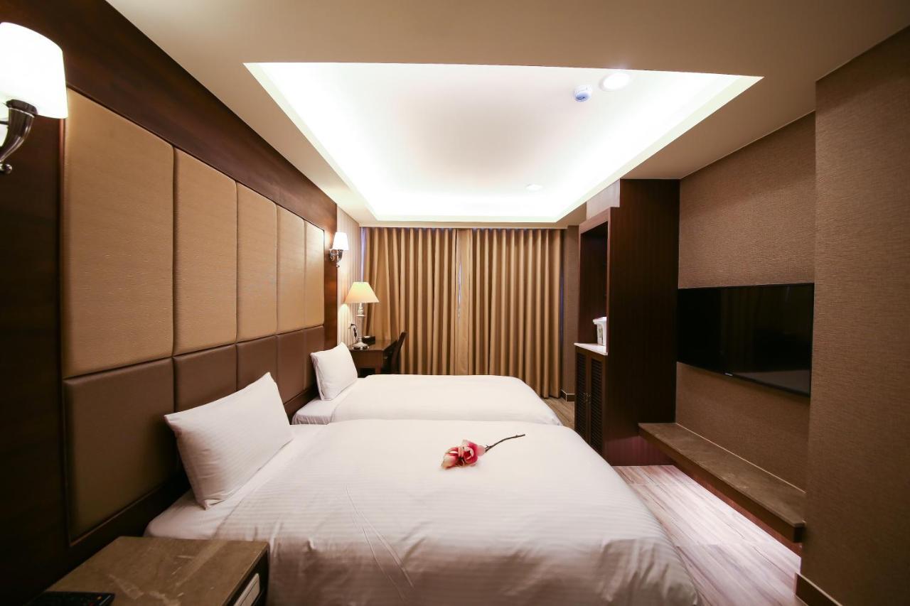 Maple Hotel Second Branch Tainan Exterior photo