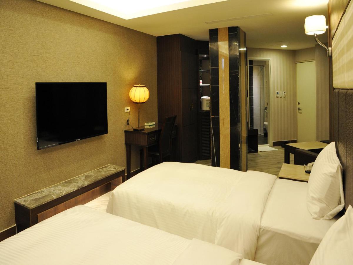 Maple Hotel Second Branch Tainan Exterior photo
