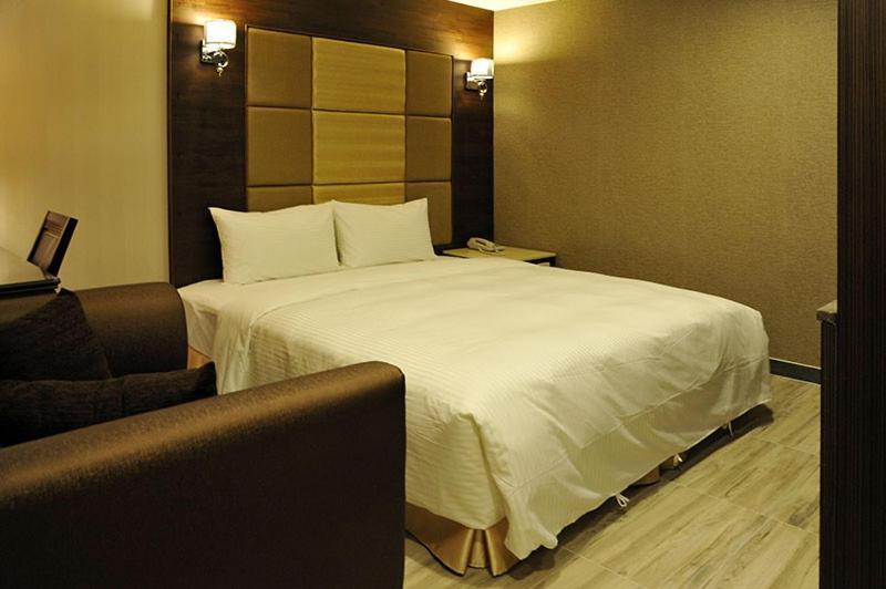 Maple Hotel Second Branch Tainan Exterior photo